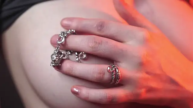 ginger hugs online show from 02.15.25