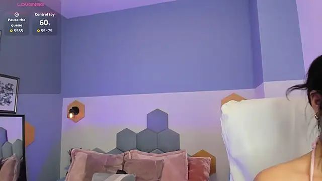 Chloe fischer  online show from 10.28.25