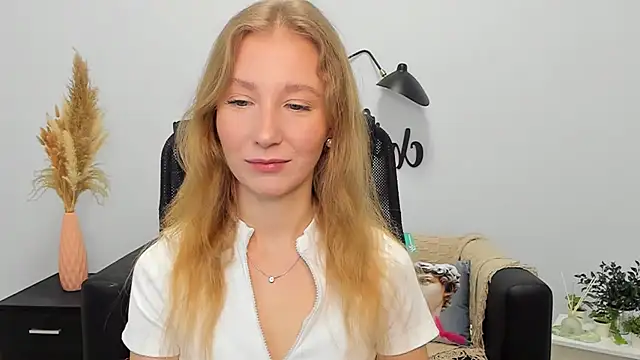 Snapshot of LolaWilsons chatting on 01.28.25 LolaWilsons online show from 01.28.25