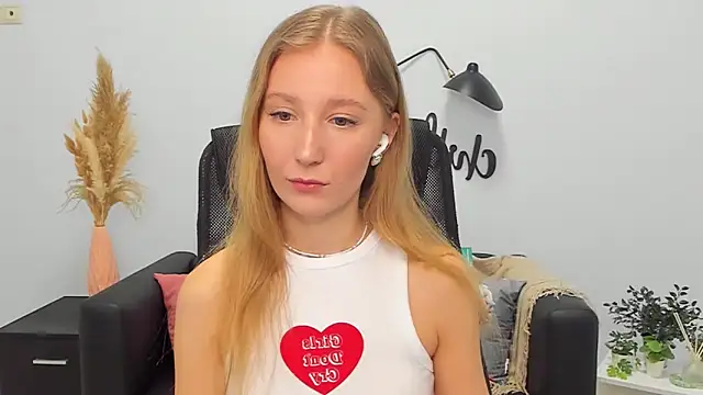 Snapshot of LolaWilsons chatting on 02.11.25 LolaWilsons online show from 02.11.25