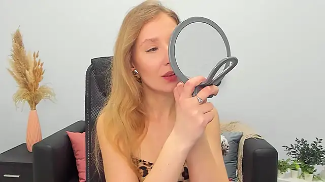 Snapshot of LolaWilsons chatting on 03.02.25 LolaWilsons online show from 03.02.25