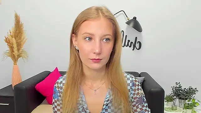 Snapshot of LolaWilsons chatting on 12.05.25 LolaWilsons online show from 12.05.25