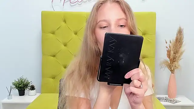 Snapshot of LolaWilsons chatting on 05.15.26 LolaWilsons online show from 05.15.26