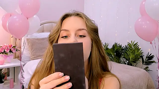 Snapshot of RozzitaBedberry chatting on 01.28.25 RozzitaBedberry online show from 01.28.25