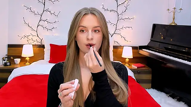 Snapshot of RozzitaBedberry chatting on 02.02.25 RozzitaBedberry online show from 02.02.25