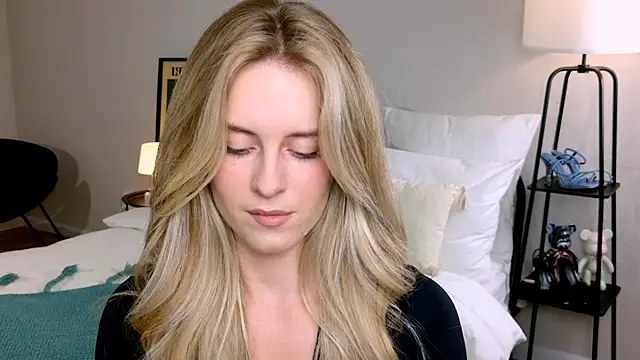 Snapshot of RozzitaBedberry chatting on 09.19.25 RozzitaBedberry online show from 09.19.25