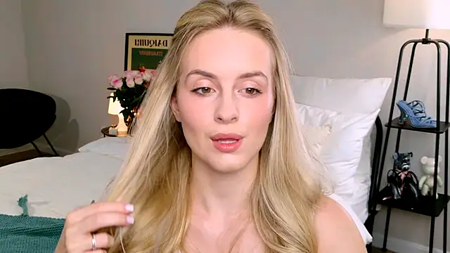 Snapshot of RozzitaBedberry chatting on 09.24.25 RozzitaBedberry online show from 09.24.25