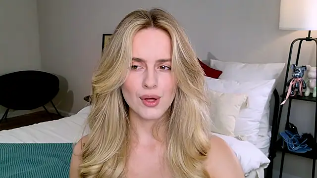 Snapshot of RozzitaBedberry chatting on 10.05.25 RozzitaBedberry online show from 10.05.25