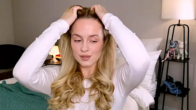 Snapshot of RozzitaBedberry chatting on 10.15.25 RozzitaBedberry online show from 10.15.25