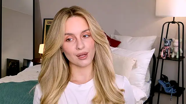 Snapshot of RozzitaBedberry chatting on 10.17.25 RozzitaBedberry online show from 10.17.25