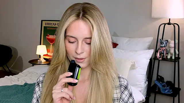 Snapshot of RozzitaBedberry chatting on 10.18.25 RozzitaBedberry online show from 10.18.25