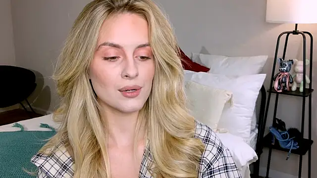 Snapshot of RozzitaBedberry chatting on 10.19.25 RozzitaBedberry online show from 10.19.25