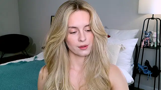 Snapshot of RozzitaBedberry chatting on 10.24.25 RozzitaBedberry online show from 10.24.25