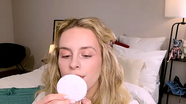 Snapshot of RozzitaBedberry chatting on 10.29.25 RozzitaBedberry online show from 10.29.25