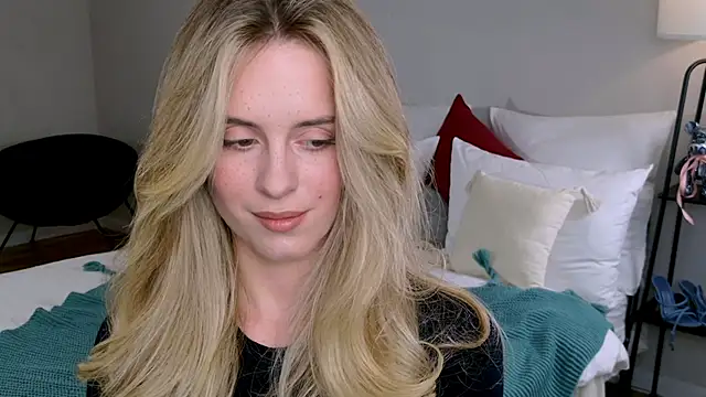 Snapshot of RozzitaBedberry chatting on 11.18.25 RozzitaBedberry online show from 11.18.25