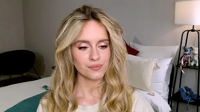 Snapshot of RozzitaBedberry chatting on 11.22.25 RozzitaBedberry online show from 11.22.25