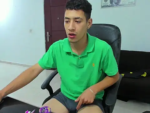 Snapshot of Chandler_ken chatting on 10.12.25 Chandler ken online show from 10.12.25