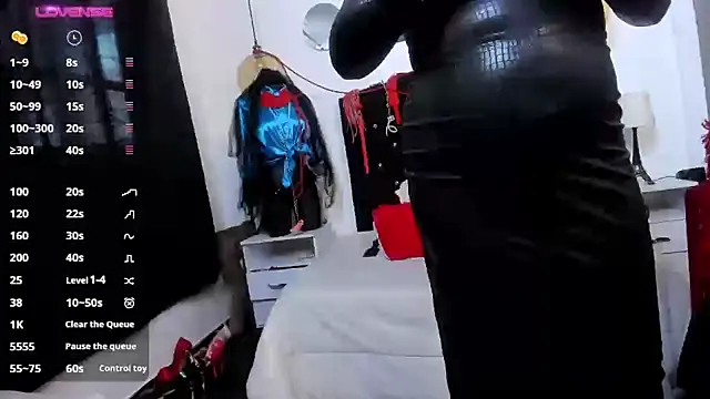 LiaTaylorr online show from 12.14.24