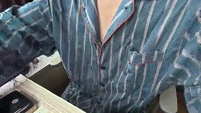 Snapshot of YunheLEE chatting on 12.23.25 YunheLEE online show from 12.23.25