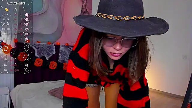 Snapshot of Kelly_Cuutie chatting on 10.29.25 Kelly Cuutie online show from 10.29.25