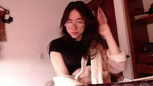 emily pearl  online show from 12.04.25