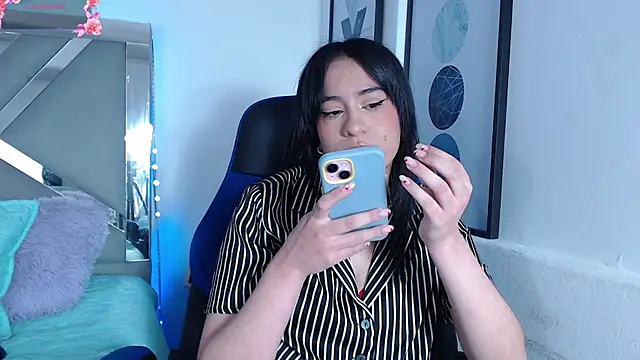 Snapshot of ZaraDames_ chatting on 03.22.25 ZaraDames online show from 03.22.25