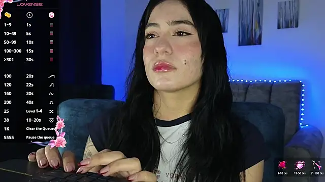 Snapshot of ZaraDames_ chatting on 10.24.25 ZaraDames online show from 10.24.25