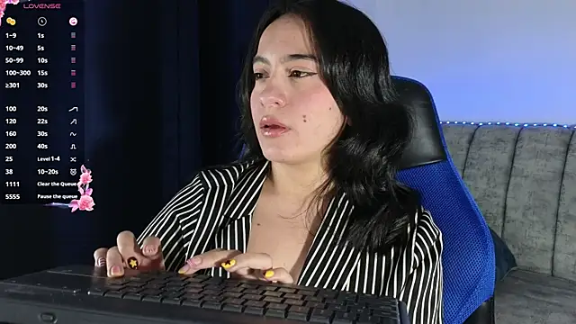 Snapshot of ZaraDames_ chatting on 06.11.26 ZaraDames online show from 06.11.26