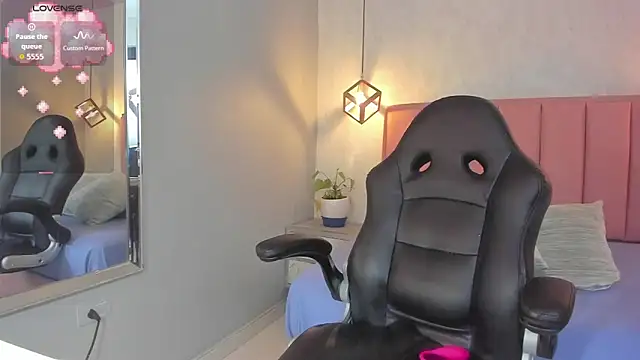 SUNNYCYRUS online show from 10.18.25