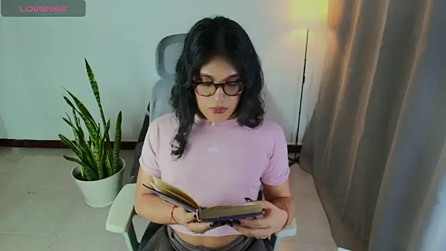 Snapshot of vitta_alfayed chatting on 11.18.25 vitta alfayed online show from 11.18.25