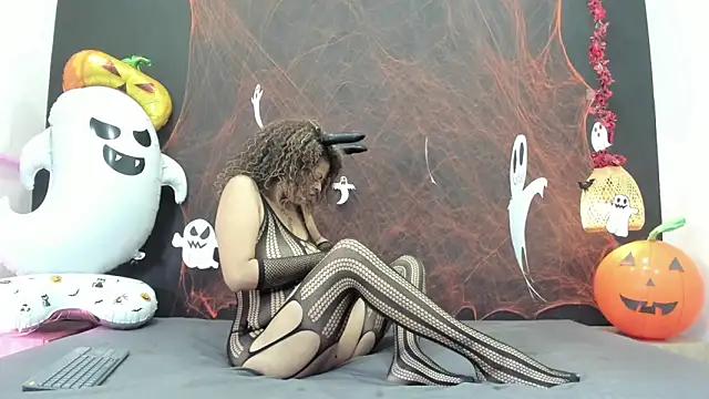 Snapshot of Luna_smit08 chatting on 10.31.25 Luna smit08 online show from 10.31.25