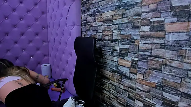 Snapshot of celeste_blue69 chatting on 12.19.24 celeste blue69 online show from 12.19.24