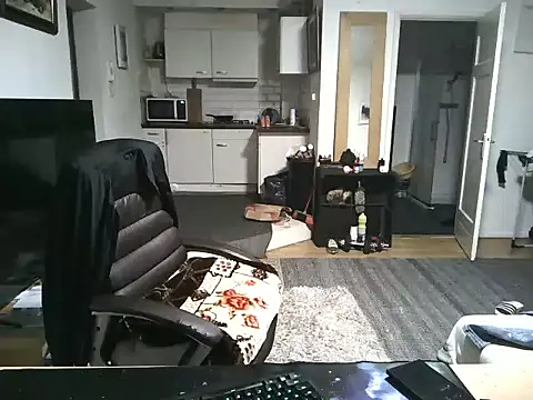 Snapshot of mihaimichael chatting on 03.10.25 mihaimichael online show from 03.10.25