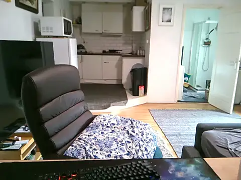 Snapshot of mihaimichael chatting on 09.21.25 mihaimichael online show from 09.21.25