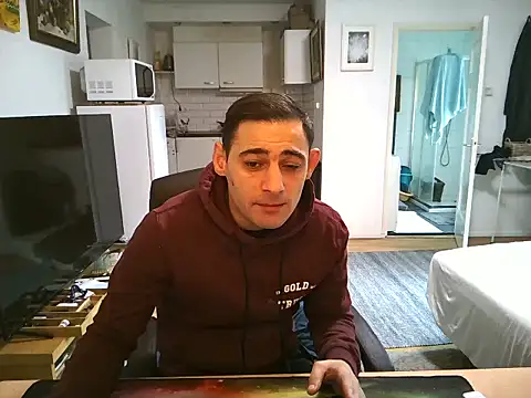 Snapshot of mihaimichael chatting on 10.05.25 mihaimichael online show from 10.05.25