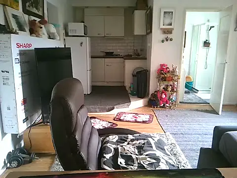 Snapshot of mihaimichael chatting on 10.19.25 mihaimichael online show from 10.19.25