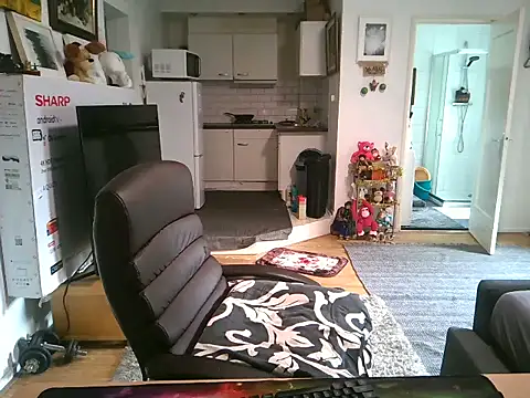 Snapshot of mihaimichael chatting on 10.20.25 mihaimichael online show from 10.20.25