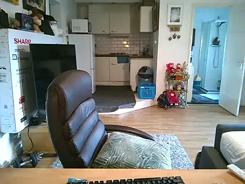 Snapshot of mihaimichael chatting on 11.22.25 mihaimichael online show from 11.22.25