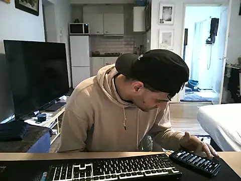 Snapshot of mihaimichael chatting on 03.26.26 mihaimichael online show from 03.26.26