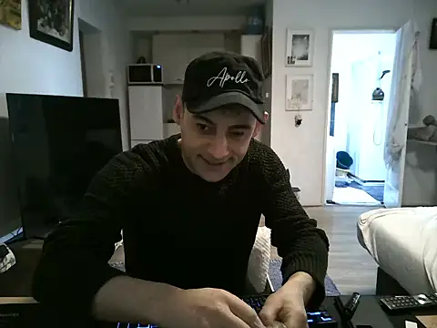 Snapshot of mihaimichael chatting on 04.06.26 mihaimichael online show from 04.06.26