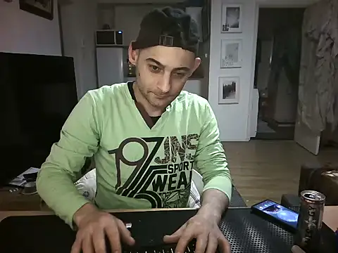 Snapshot of mihaimichael chatting on 05.05.26 mihaimichael online show from 05.05.26