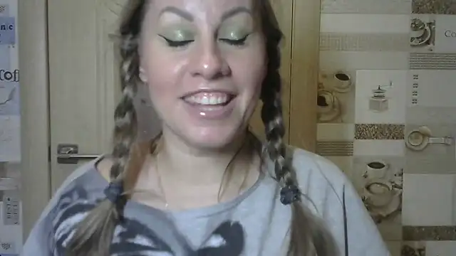 Snapshot of TherestlessKitty chatting on 12.10.24 TherestlessKitty online show from 12.10.24