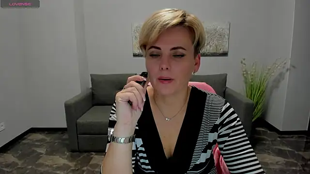 Julia Wilsone online show from 12.12.24