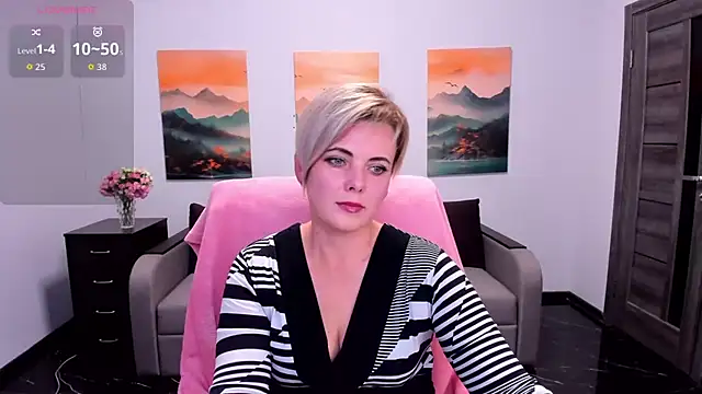 Julia Wilsone online show from 11.04.25