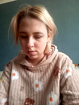 Snapshot of Gussie_Bridie chatting on 03.04.25 Gussie Bridie online show from 03.04.25