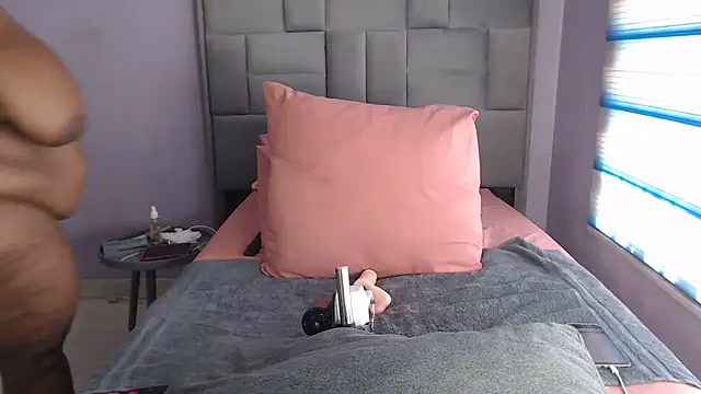 Snapshot of bustytitsxxx chatting on 10.13.25 bustytitsxxx online show from 10.13.25