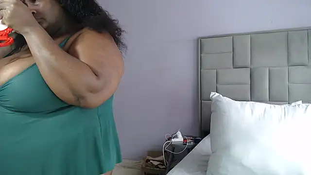 Snapshot of bustytitsxxx chatting on 11.24.25 bustytitsxxx online show from 11.24.25