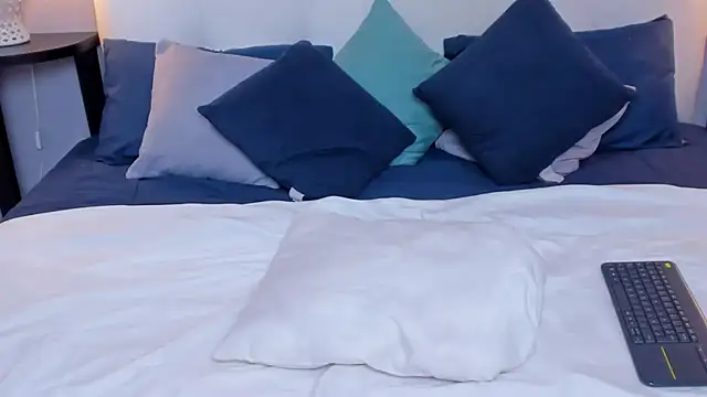 SaraaJhonsonn online show from 02.24.25