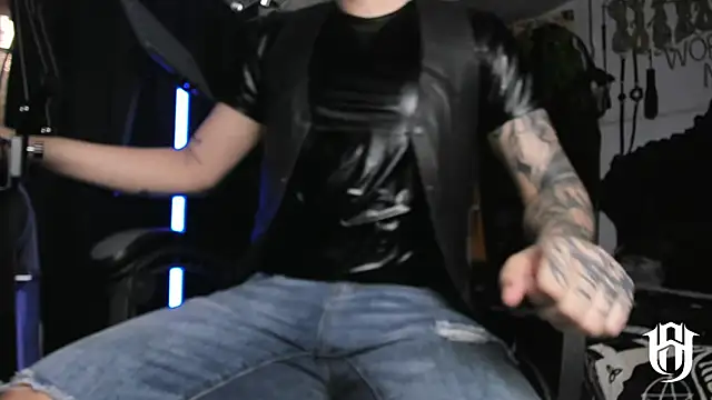 Snapshot of allanhurtss chatting on 01.01.25 allanhurtss online show from 01.01.25