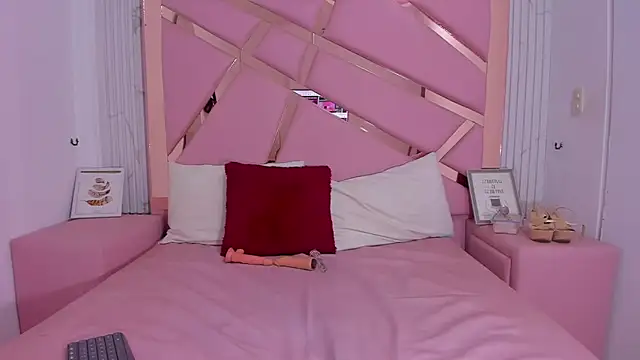 Snapshot of EmmyCruzZ chatting on 12.24.24 EmmyCruzZ online show from 12.24.24